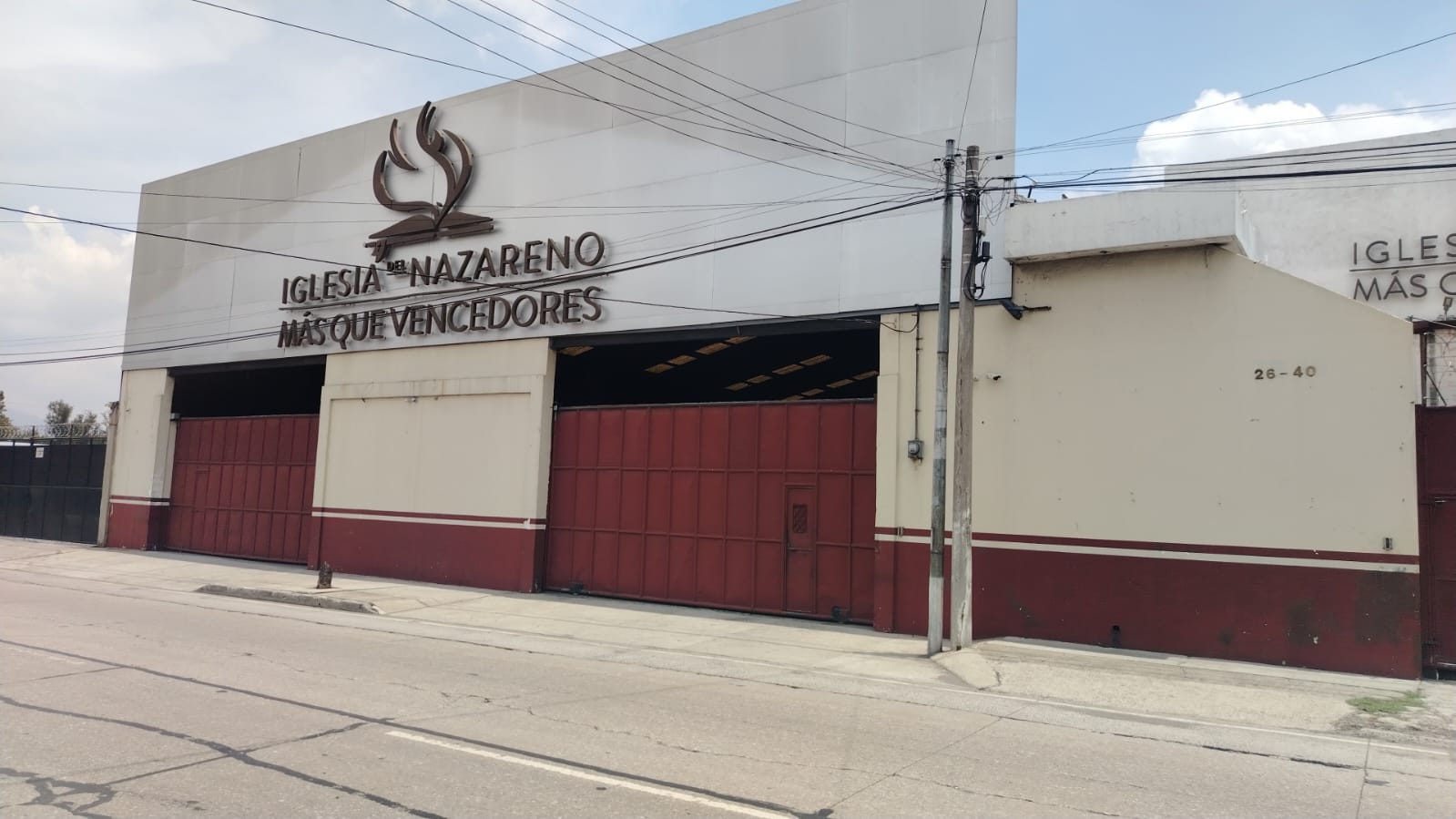 Entrada de la Iglesia del Nazareno Más que Vencedores